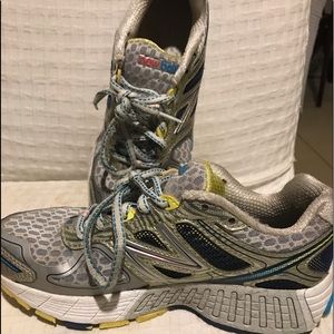 Young girls New balance size 5 Sneakers shoes